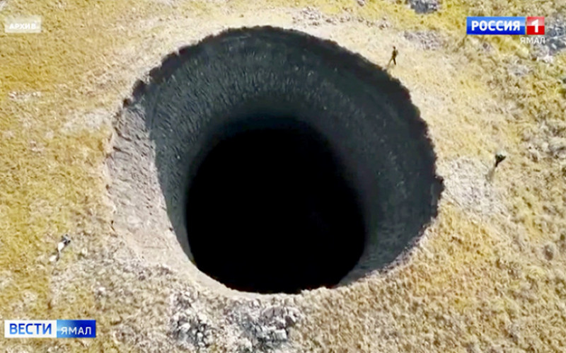 Crater imens, adanc de 50 de metri, descoperit in peninsula Iamal din Siberia