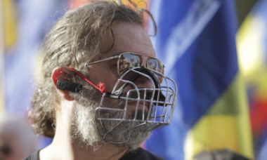 VIDEO&FOTO. Protest anti-măști în București. Printre participanți, regizorul Cristi Puiu, actrița Carmen Tănase, clerici