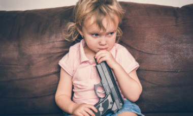 Un copil de 3 ani a murit la petrecerea de ziua lui jucându-se cu o armă. Adulții jucau cărți