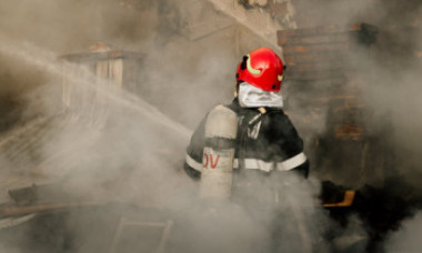 Explozie într-un bloc din București. O persoană a murit, zeci de locatari au fost evacuați