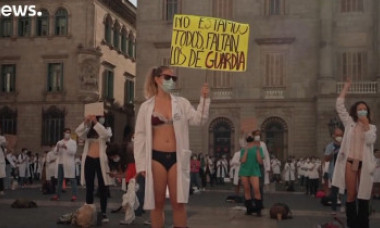 VIDEO. Medicii rezidenți din Barcelona s-au dezbrăcat în stradă. Spun că au ajuns la capătul răbdării