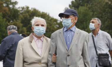 Țara europeană care le-a transmis bătrânilor că NU mai este necesar să se izoleze din cauza Covid-19