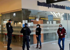 1 milion de € ascunși în ligheane și găleți de angajații de la Permise și RAR din Suceava. Mita care ar fi fost cerută pentru un permis