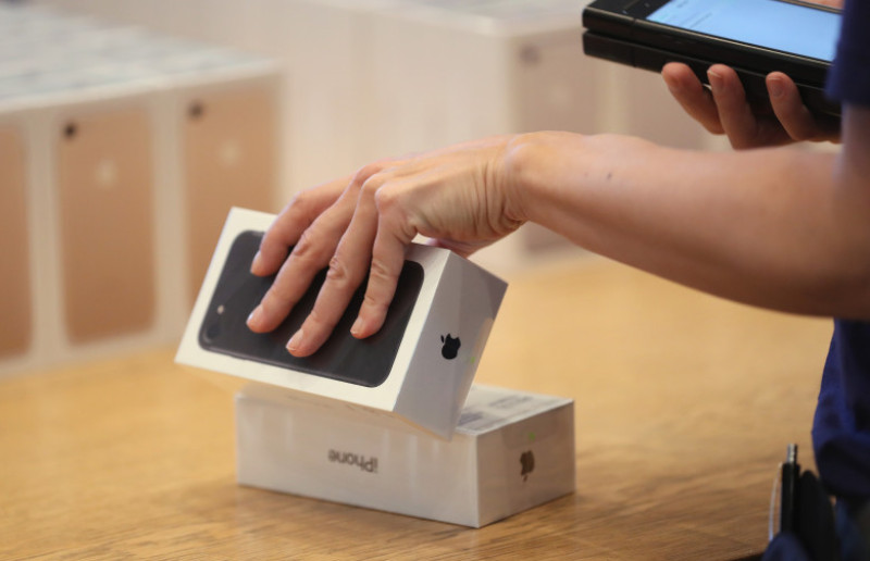 Apple Fans Await iPhone 7