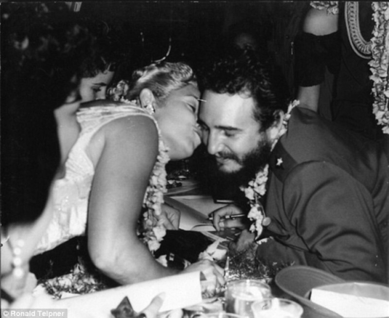 fidel castro cu o femeie - ronald telpner via daily mail
