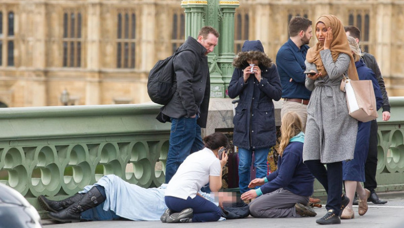 mg_westminster_muslimwoman_distress1