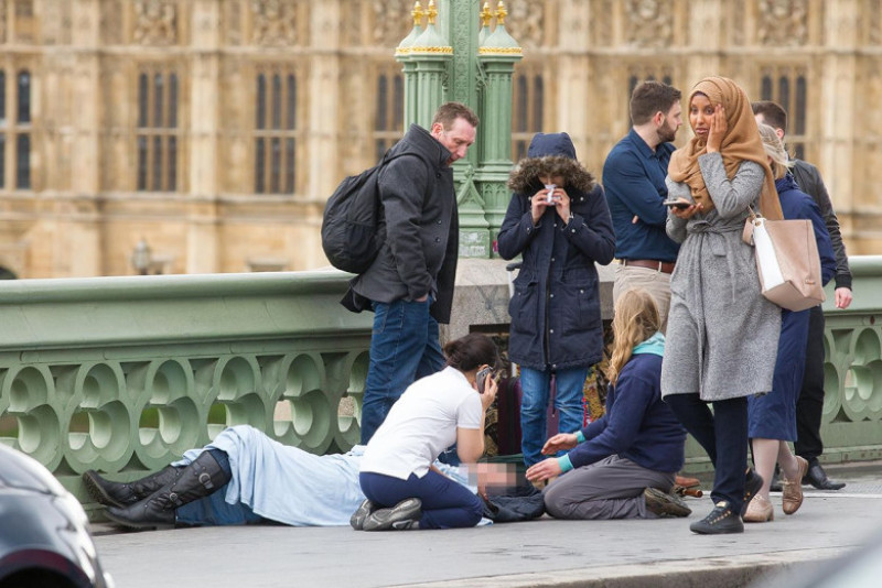 mg_westminster_muslimwoman_distress1