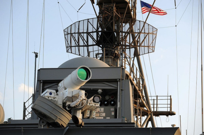 tun-cu-laser-pe-nava-de-razboi-uss-ponce