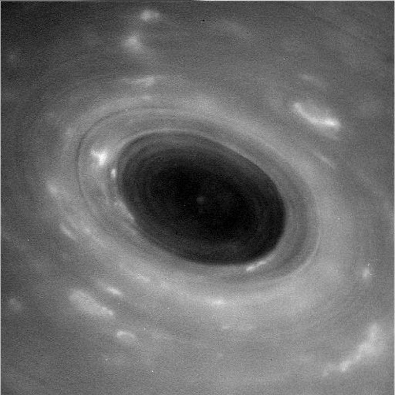 poza cassini pe inelele lui saturn nasa