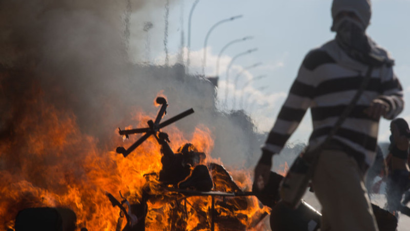 BRASILIA, BRAZIL, MAY 24: Protesters against President Michel Temer clashed with the police during a protest by direct elections in Planalto, on May 24, 2017 in Brasilia, Brazil. People are calling for the resignation of President Michel Temer after the press leaked an audio made by the chairman of JBS SA allegedly implicating Temer in a corruption probe. Protestors in several Brazilian cities are demanding direct elections after President Temer said he will not resign. Impeachment proceedings against Temer have been filed by the Brazilian Bar Association. (Photo by Victor Moriyama/Getty Images)