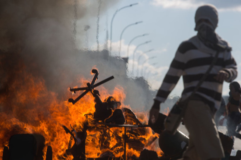 BRASILIA, BRAZIL, MAY 24: Protesters against President Michel Temer clashed with the police during a protest by direct elections in Planalto, on May 24, 2017 in Brasilia, Brazil. People are calling for the resignation of President Michel Temer after the press leaked an audio made by the chairman of JBS SA allegedly implicating Temer in a corruption probe. Protestors in several Brazilian cities are demanding direct elections after President Temer said he will not resign. Impeachment proceedings against Temer have been filed by the Brazilian Bar Association. (Photo by Victor Moriyama/Getty Images)