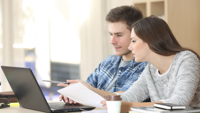tineri laptop examene bac rezultate shutterstock_360394481