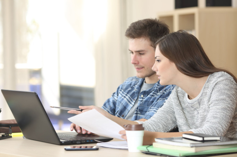 tineri laptop examene bac rezultate shutterstock_360394481