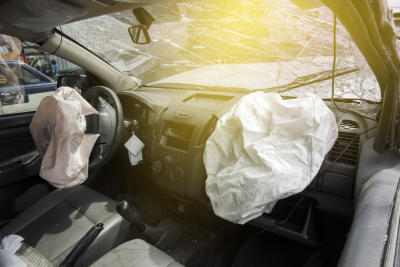 shutterstock accident airbag parbriz spart