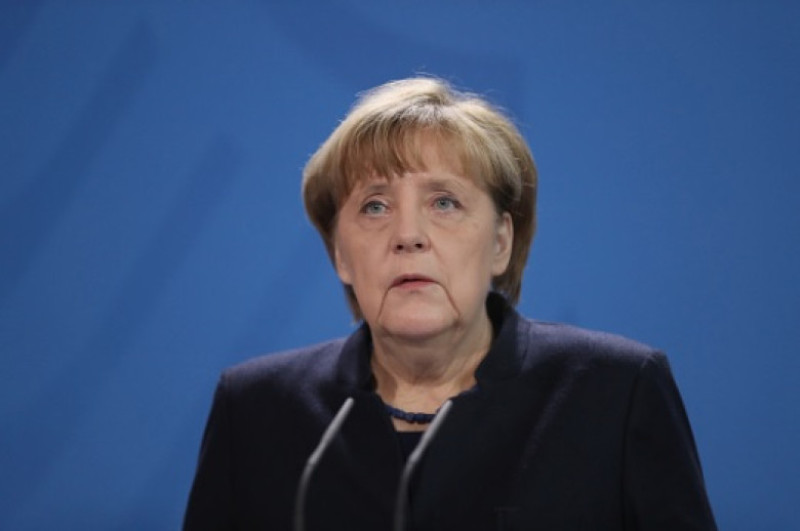 merkel cu privire trista si pierduta - crop getty