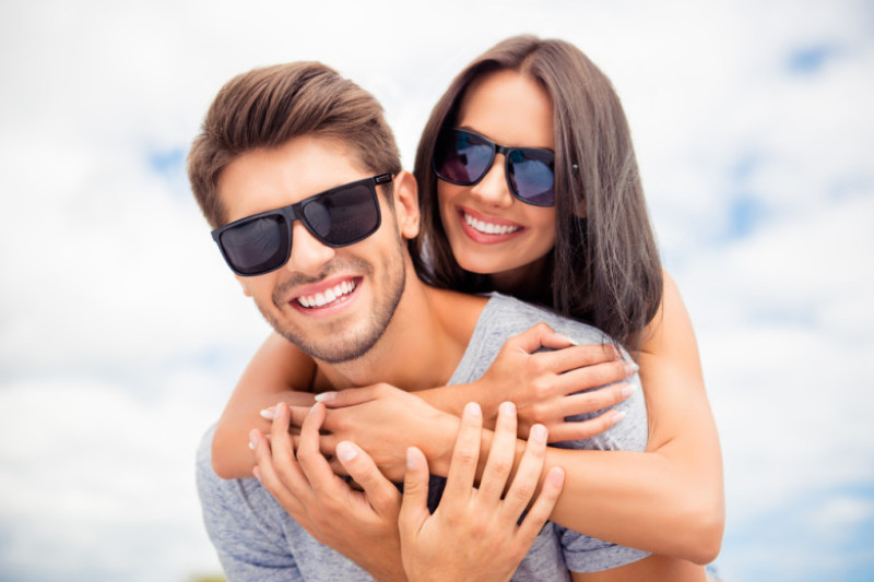 ochelari de soare cuplu shutterstock