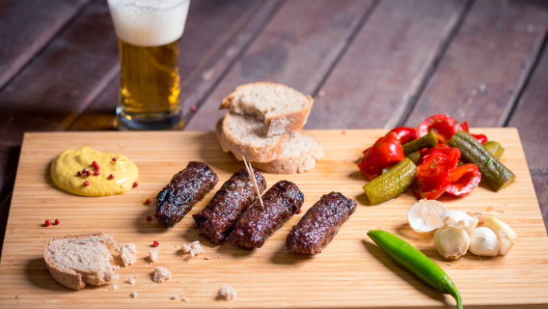 mici usturoi mancare romaneasca bere