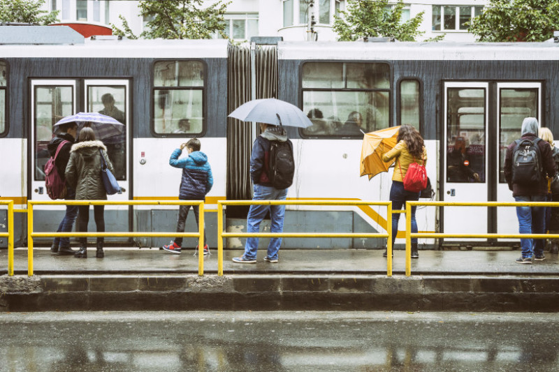 vreme ploaie umbrela bucuresti tramvai