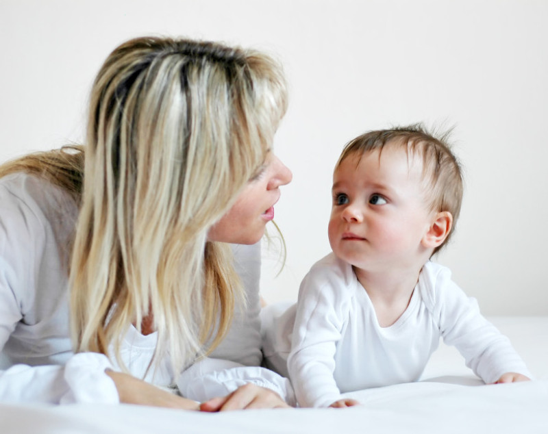 mama bebelus copil
