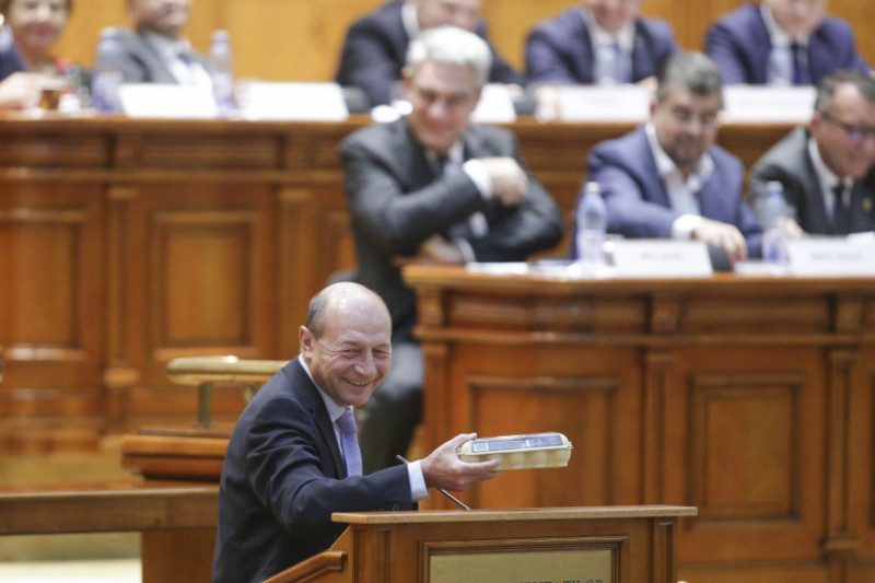 171123_MOTIUNE_02_INQUAM_Photos_Octav_Ganea basescu carton oua