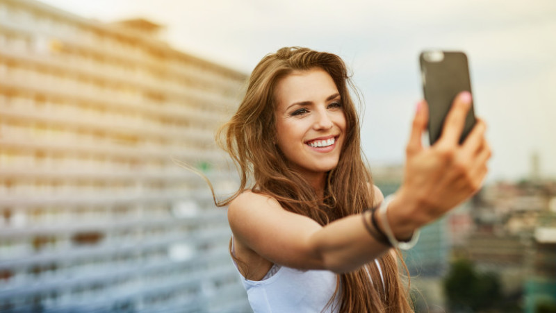selfie fata tanara