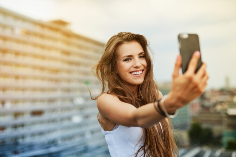 selfie fata tanara