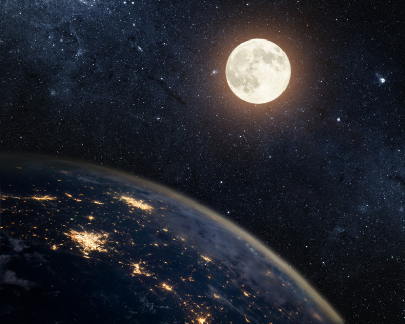 luna pamant stele shutterstock_368269880