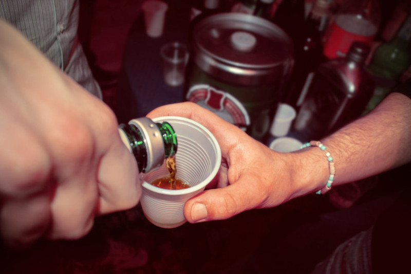 alcool, bautura, petrecere_shutterstock_618359108