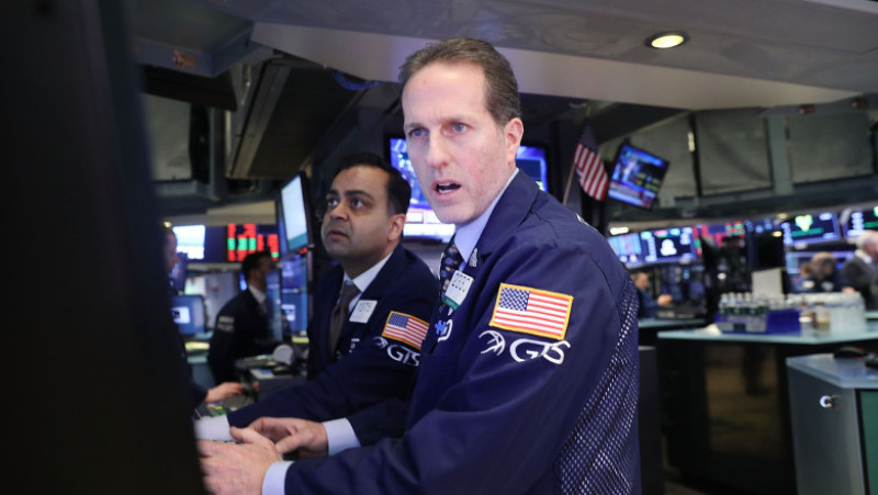 Dow Continues Decline, Dropping Over 300 Points In Early Trading