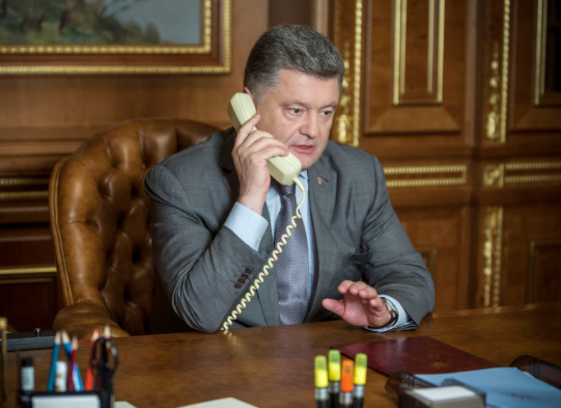 petro porosenko vorbeste la telefon (cu vladimir putin) - fb porosenko