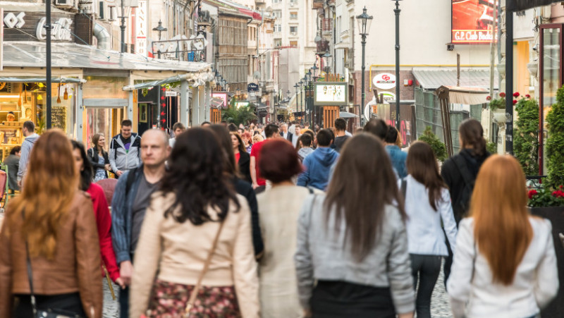femei oameni pe strada bucuresti romania_shutterstock_284113175