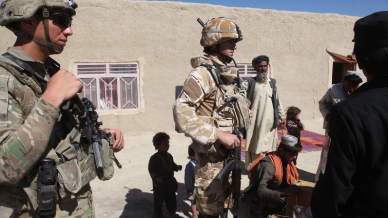 Militari romani Afganistan rechizite copii_Foto Iulian Cadulencu MAPN (3)