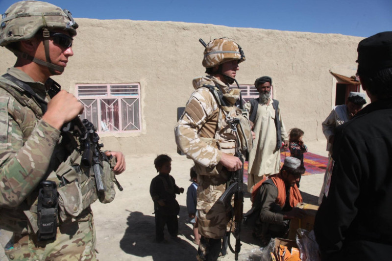 Militari romani Afganistan rechizite copii_Foto Iulian Cadulencu MAPN (3)