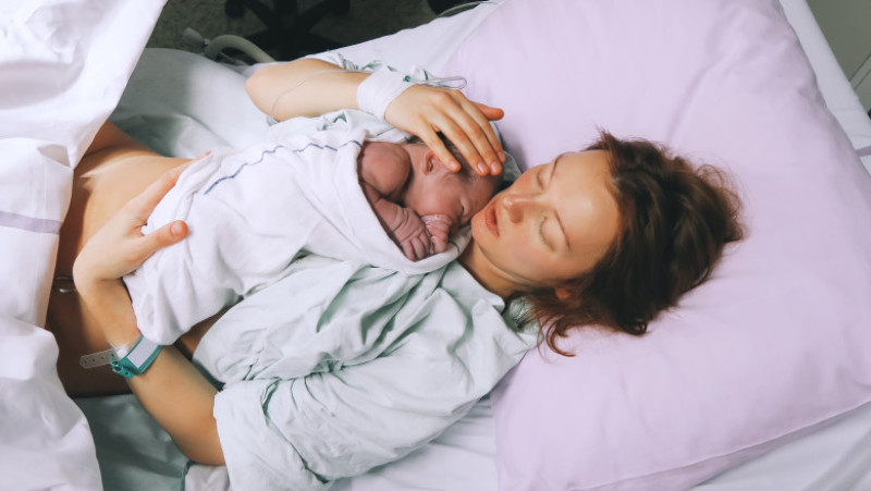 bebelus nou nascut nastere mama_shutterstock_584787745