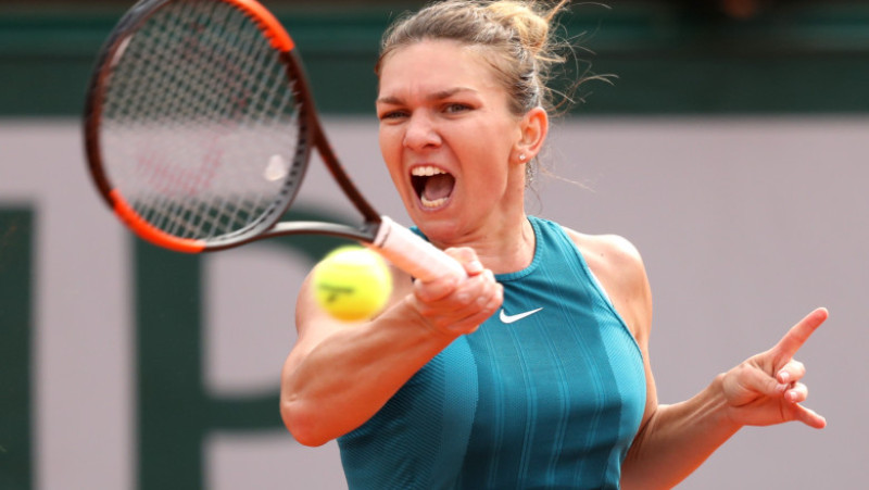 simona halep loveste mingea getty