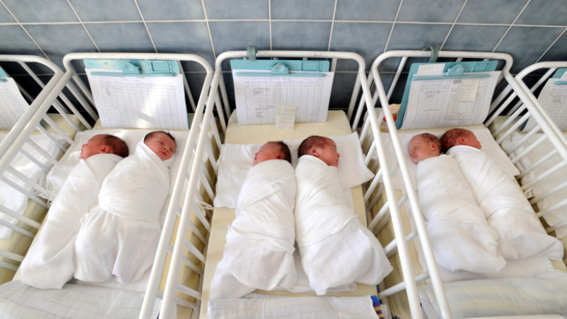 bebelusi nou-nascuti maternitate shutterstock_249436663