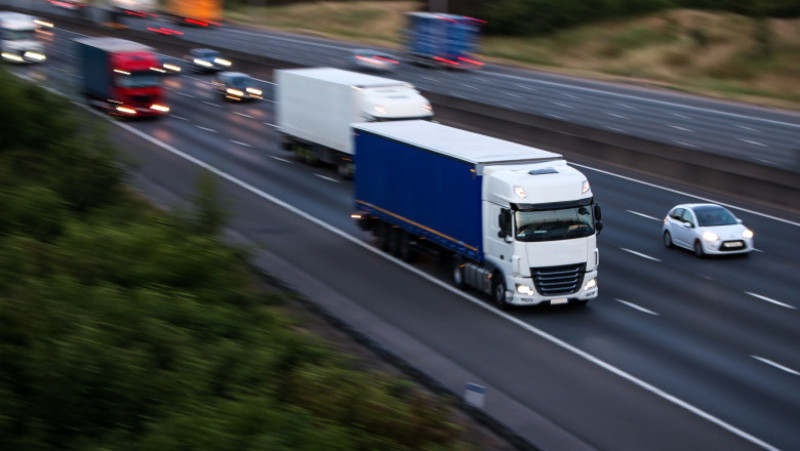 camion tir autostrada europa_shutterstock_670242952