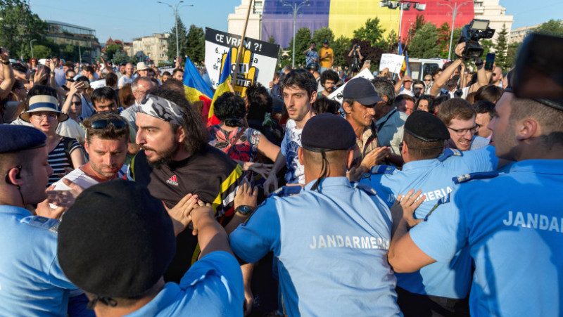 BUCURESTI - PROTEST - REZIST - PIATA VICTORIEI