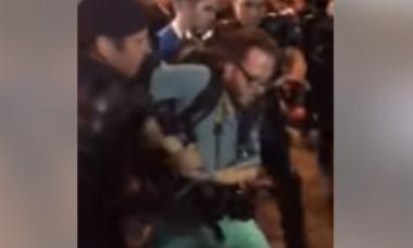 VIDEO. Momentul în care un jurnalist german este săltat de la protest de forțele speciale ale Jandarmeriei