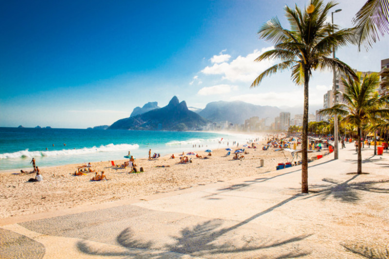 plaja turisti