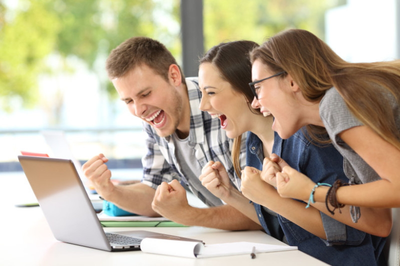 rezultate examene bac bucurie shutterstock_660847900