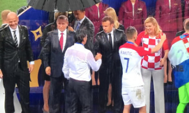 Imaginea Cupei Mondiale. Reacția lui Putin, singurul cu umbrelă, când i-a văzut uzi până la piele pe Macron și Kolinda