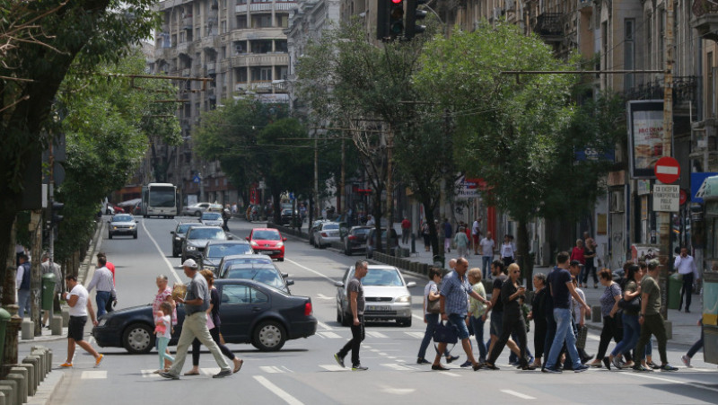 oameni traverseaza romani pe strada shutterstock_1132954952