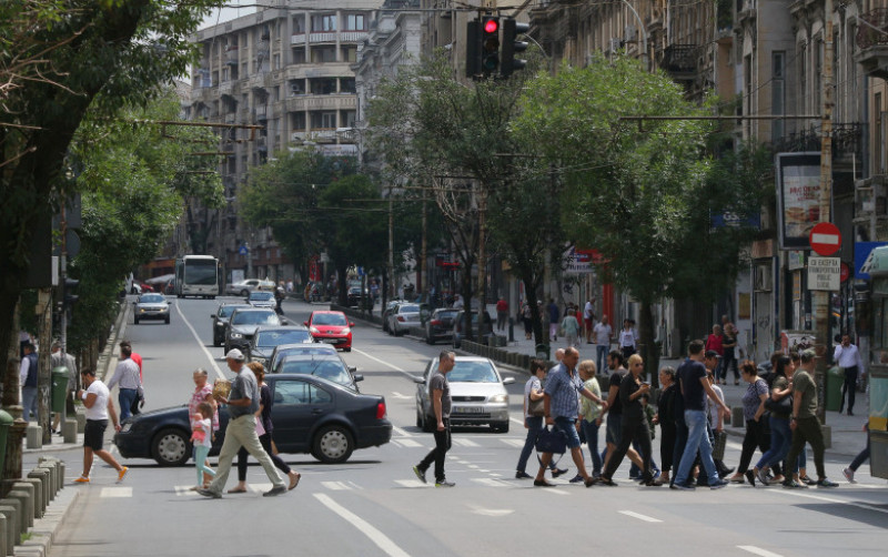 oameni traverseaza romani pe strada shutterstock_1132954952