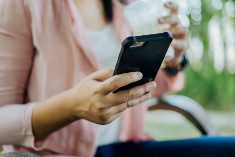 shutterstock_ telefon mobil femeie telefon whatsapp sms