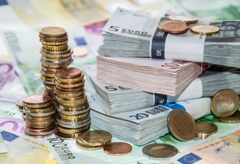 bani euro teanc shutterstock_127466858