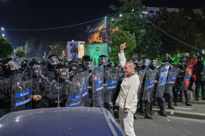 proteste omul in alb 180813_PARASCHIV_01_INQUAM_Photos_Alberto Grosescu