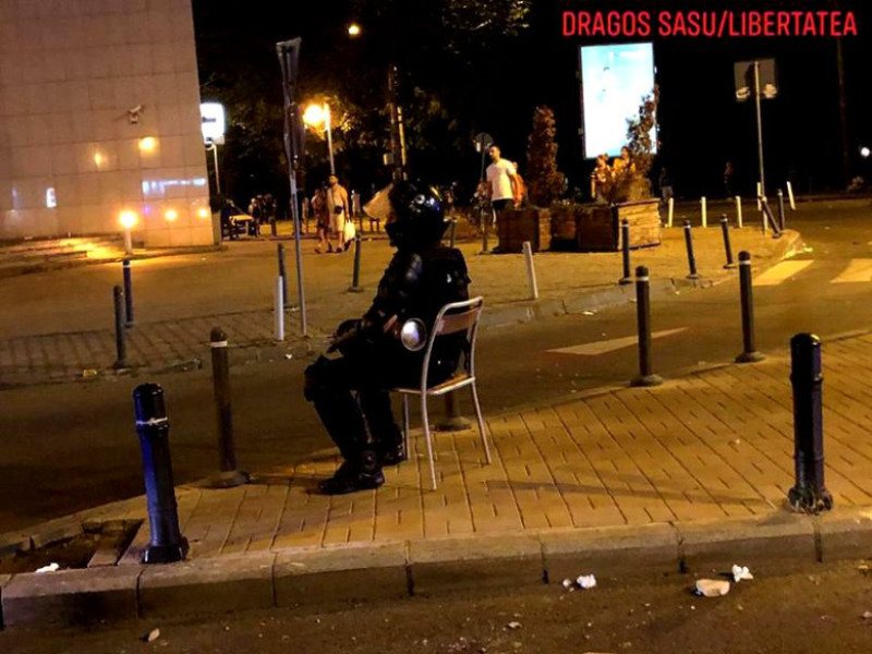 original-jandarm-pe-scaun-protest
