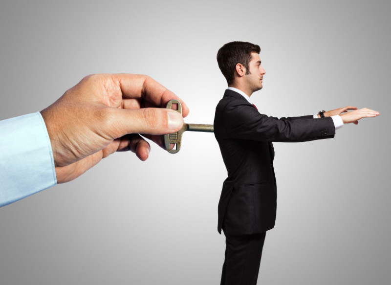 manipulare om intors cu cheita shutterstock_224696983
