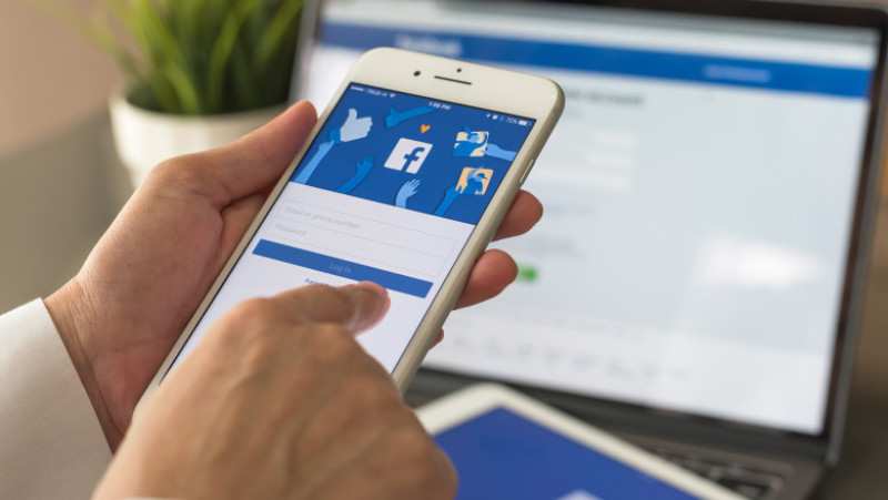 facebook telefon retea sociala
